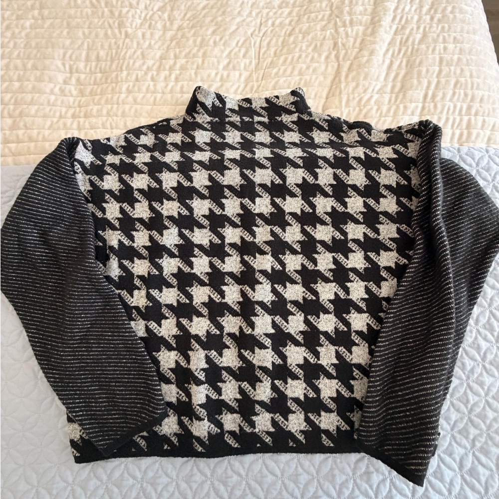 Ann Taylor Black and White Houndstooth Turtleneck Sweater